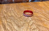 Snygg röd ring med ingraveringar i silver. 
