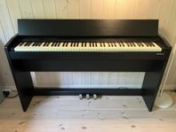 Roland F-140R Digital Piano