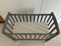 Bedside crib från JLY inkl. madrass