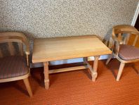 Trämöbler från 70-tal matbord stolar hörnskåp fåtölje