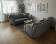soffa 2.5-sits svängd i ljusgrå färg 