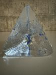 Handgjord konstglas, pappersviktspyramid med blå accenter