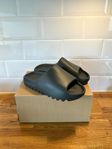 Yeezy Slides Dark Onyx 2024 strl 43