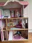 Stort dockhus med möbler och docka