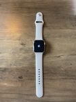 Apple Watch SE (2nd Gen) 40mm starlight aluminium GPS