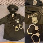 Polisutklädnad- tröja, keps och handbojor