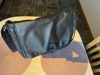 Mens Hugo Boss Messenger Laptop Bag  i skinn.