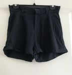 Snygga mörkblå shorts från Lager 157