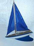Blue White Dragon segelbåtsmodell i trä-metall.