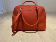 Orange DKNY väska 