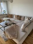 Beige Soffa, Marmorbord, beige matta