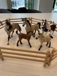 Schleich hästar, hästbox och paddock