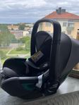 I am selling a baby car seat. This is in very good condition