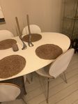 Matsalsbord med stolar