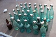 Äldre glasflaskor med patentkork