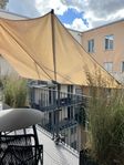 Två justerbara, fina och praktiska parasoll för balkongen