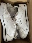 Reebok - Somriga Klassiska Sneakers - Strl. 38.5 