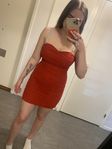 röd klänning 