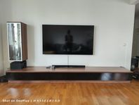Stilren tv-möbel - Valnöt med svarta luckor 