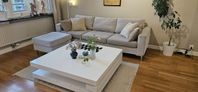 Härlig 3-sits soffa med flyttbar pall + soffbord 