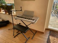 Keyboard(Casio LK-280), piano stol och mikrofon med hållare