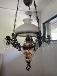 Antik lampa med elbelysning