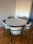 Splitternytt köksbord med 5 stolar 