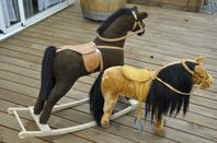 Två hästar:Gunghäst (RETRO),en liten ridhäst (pony).