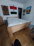 En Ikea säng + 2 madrasser och beddmadrasser
