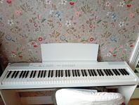 yamaha piano i vitt p-105 med stativ