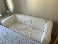 vit soffa skänkes