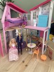 Barbiehus med barbie dockor