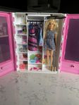 Barbie med garderob och tillbehör 
