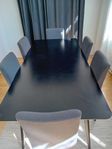 svart matbord med 6 stolar.  