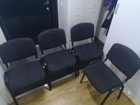 4 stolar med metallstativ och stoppad sits och rygg.