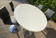 Ovalt högblankt bord inkl 8 stolar