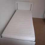 Säng med madrass  100×210