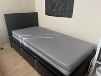 Malm säng med sänglådor samt resårmadrasd och bäddmadra