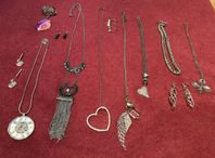 Halsband, örhängen och sjalsmycke