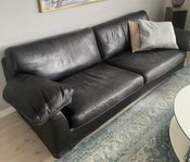 DUX Fredrik soffa 3-sits, svart läder, stålben