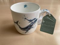 Vacker mugg i porslin med marint motiv blåval