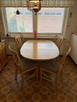 Köksbord med två iläggsskivor och 4 stolar 