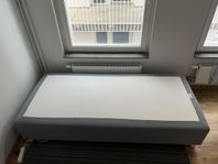 Säng 90cm | Bord + 2 matstolar | 1,5-sitssoffa med fotpall