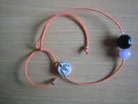 Orange armband med pärlor