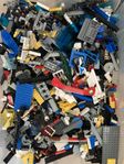 Lego ca 11kg inklusive stor plastlåda för förvaring 