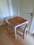 Matbord med två stolar