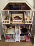 Barbiehus i trä med möbler 