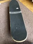 Skateboard Santa Cruz Den är 81,5 cm lång och 21,5 cm bred