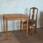 Furubord med stol från Krogenäs Möbler