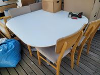 Köksbord och stolar i ek från Lundbergs möbler